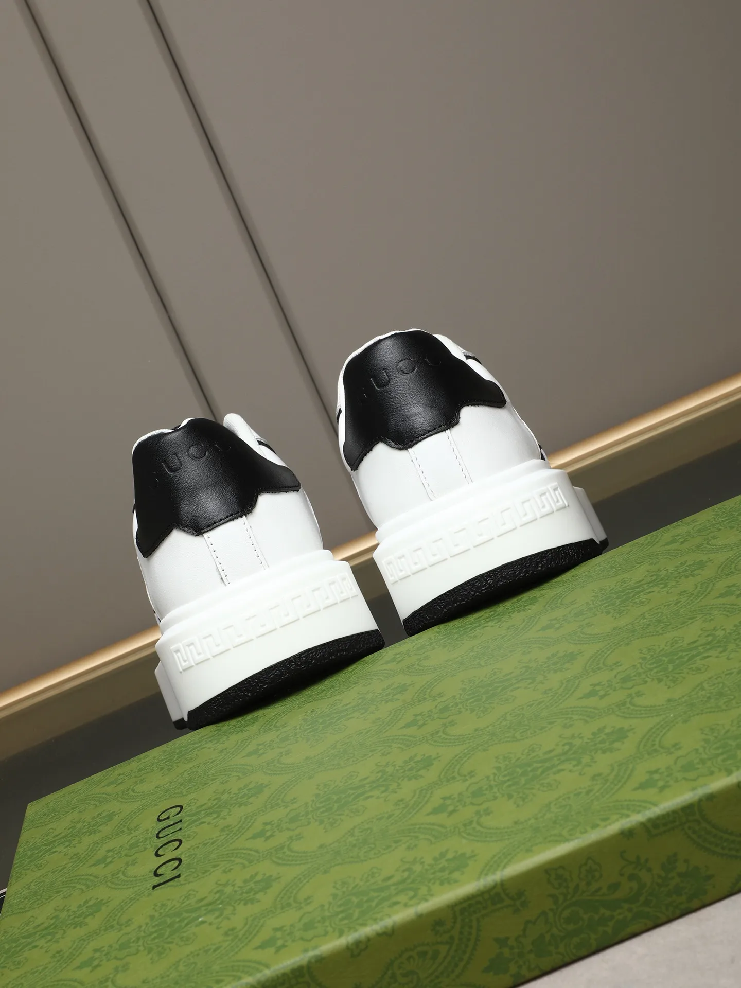 Men's shoes 💰480 New men's shoes GUCCI Fashion trend Made of first-layer calfskin ➕ washed sheep lining! The foot feels super comfortable and the workmanship is impeccable. Foam ultra-light outsole, size: 38-44 (45 customized) 3 colors to choose from!